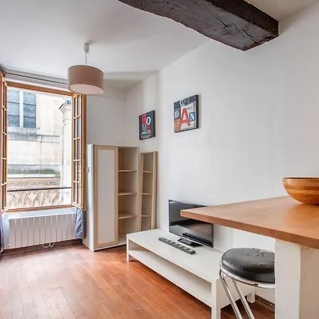 Au Coeur Du Marais - Ii Apartment